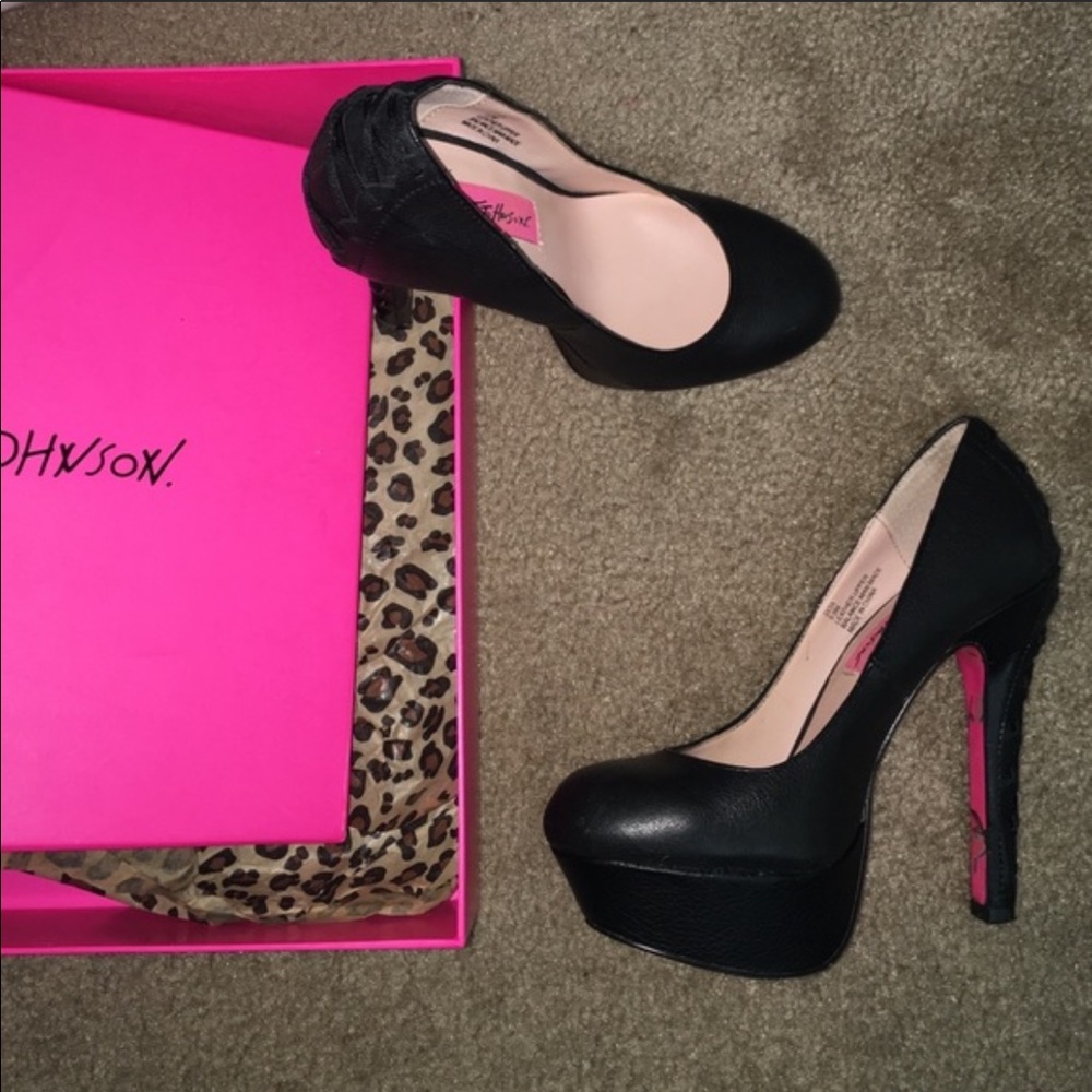 Betsey Johnson “ Dita “ Platform Black Heels SZ 5.5 EUC
